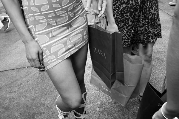 SoHo, New York. Un taglio stretto, ma interessante, che sottolinea un gesto e molti altri elementi. - Street Photography